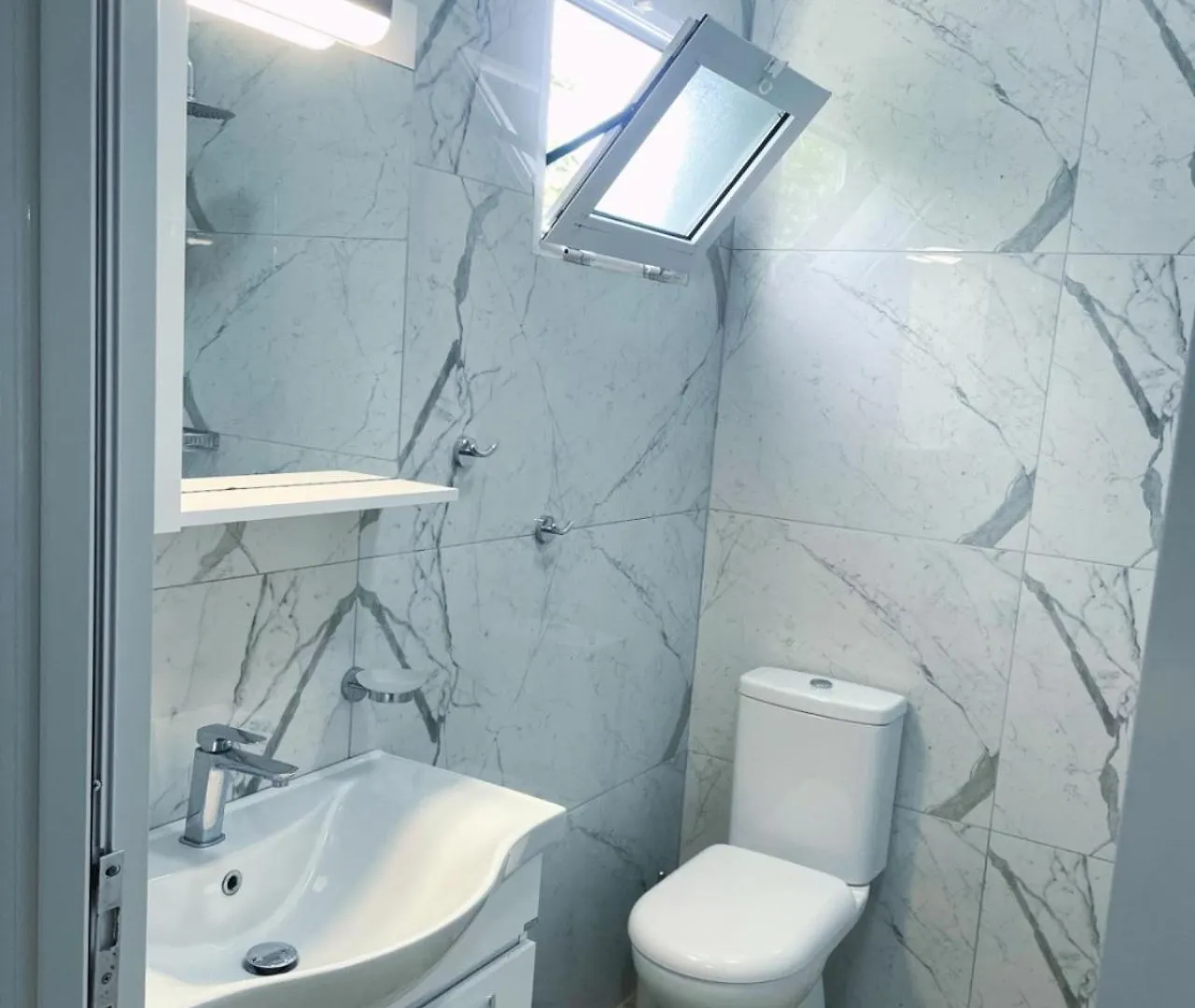 Calm Escape Apartment Borsh Homestay